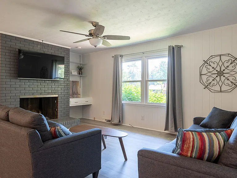 320 Broken Saddle Ln — Photo 5