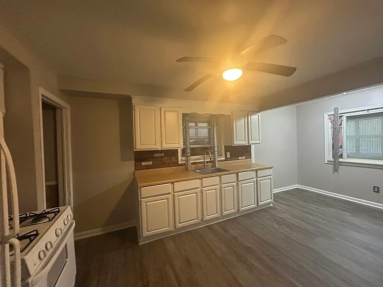 16121 Salem St — Photo 2