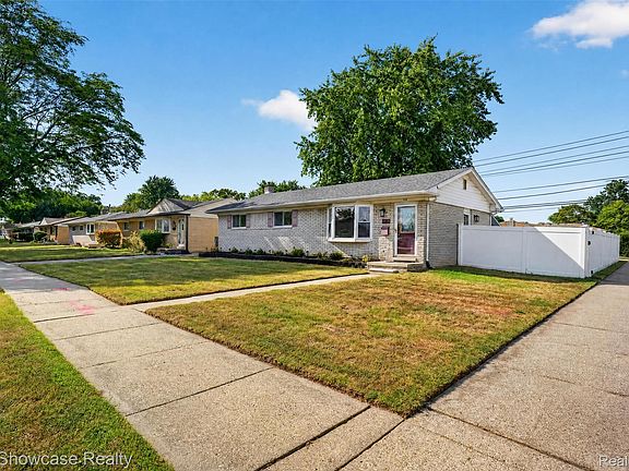 3rd image of 32118 Block St