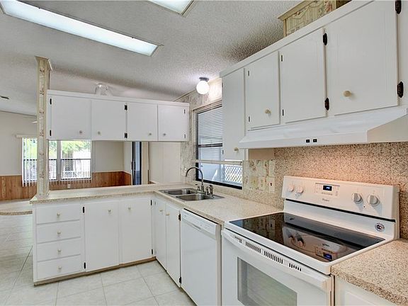 3rd image of 710 Oleander Cir