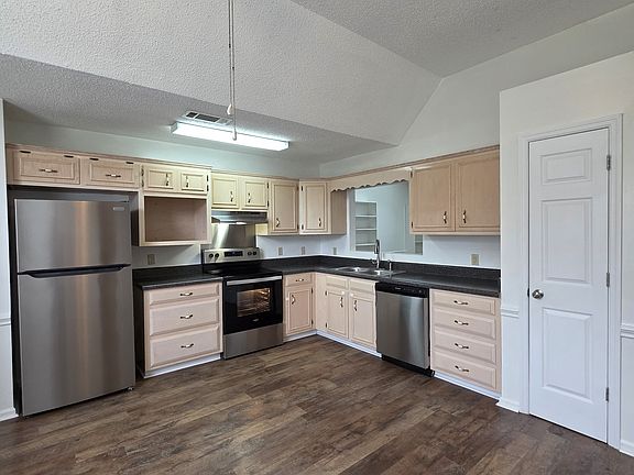 eat-in kitchen