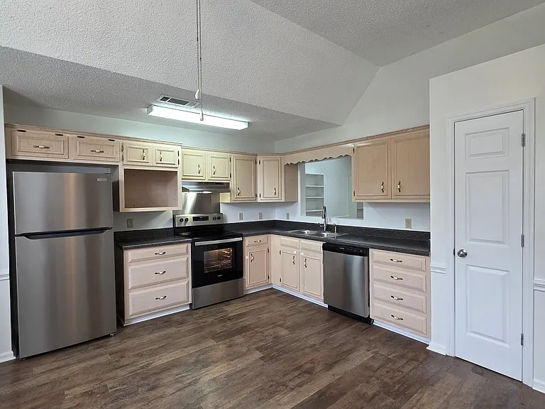 eat-in kitchen