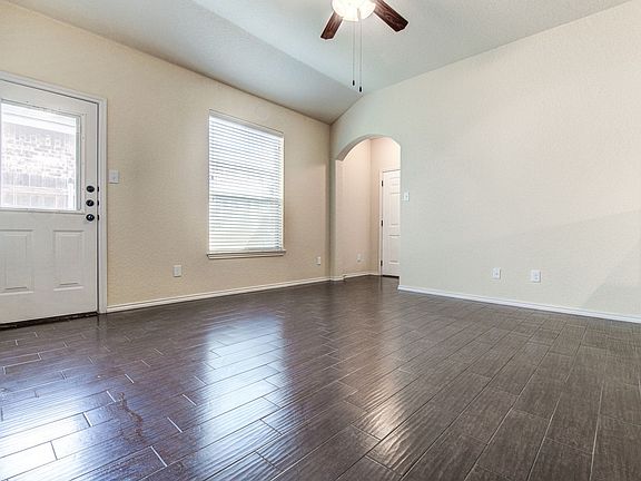 3rd image of 521 Creekside Cir