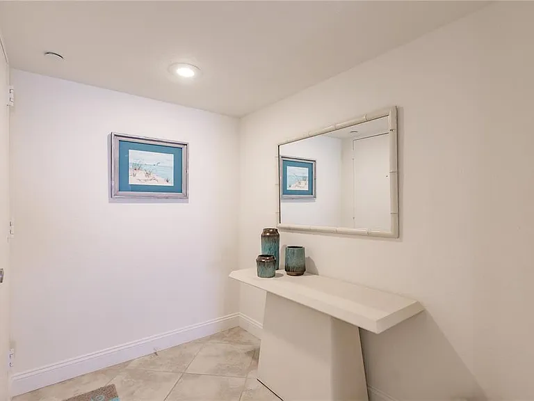 1055 W Peppertree Dr #405AA — Photo 2