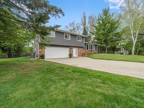 3rd image of 4208 Heritage Ln NE