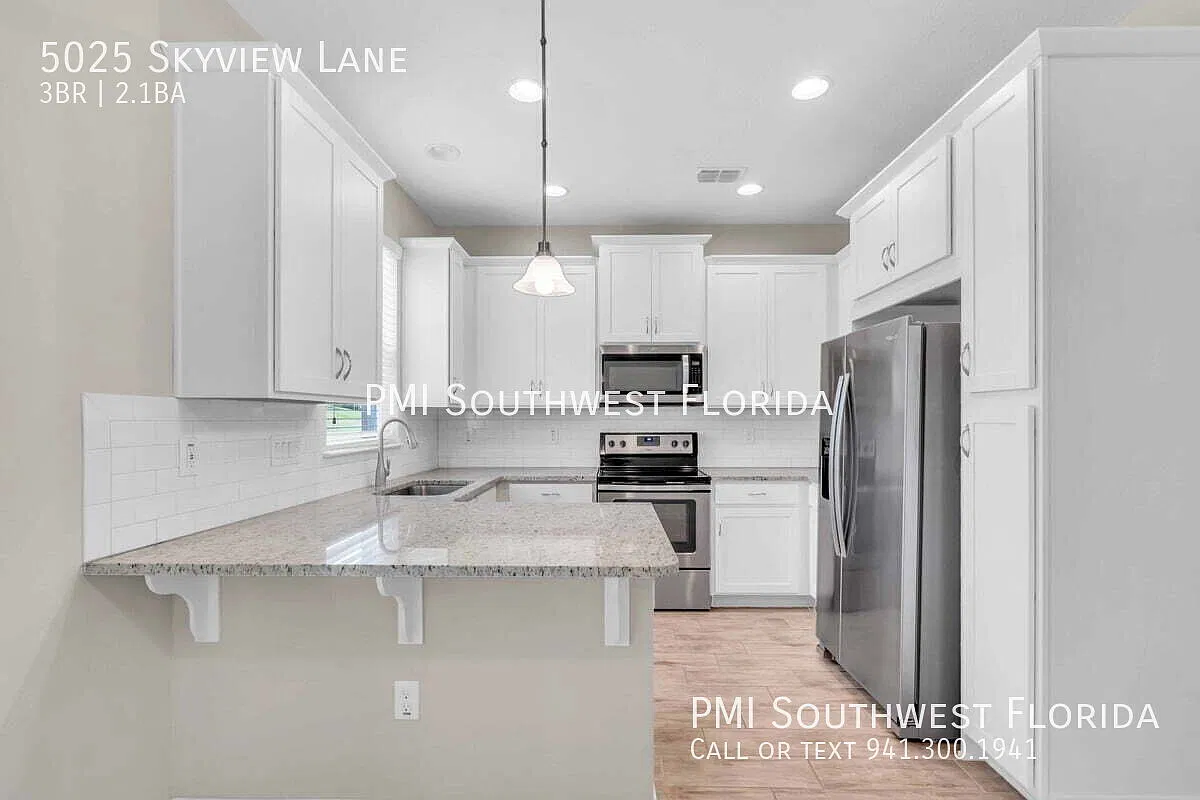 Corner 3BR/2.5BA Townhome in Harmony at Lakewood Ranch 2-Car Garage — Photo 4