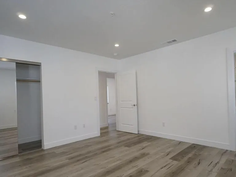 1121 1/2 W 39th Pl — Photo 15