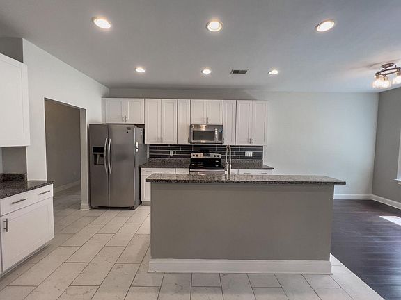 3rd image of 209 Jasmine Dr