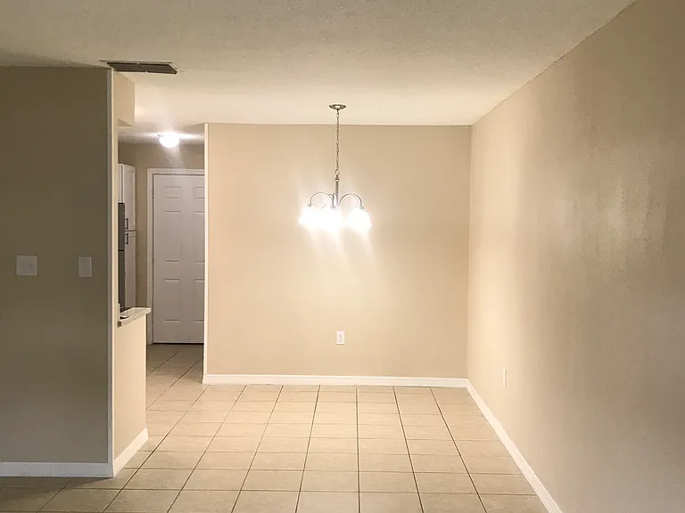 725 N Oak Ave — Photo 2