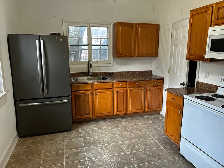 607 Townsend St — Photo 3
