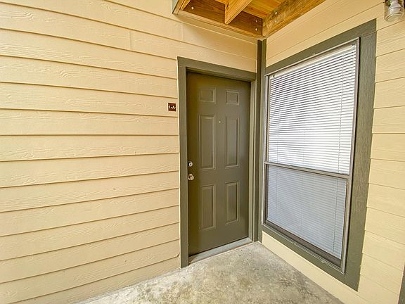 3rd image of 1020 W McNeese St APT 1A