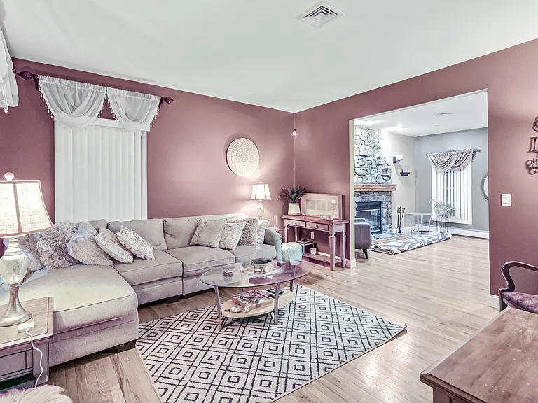 4 McNamara Dr — Photo 5