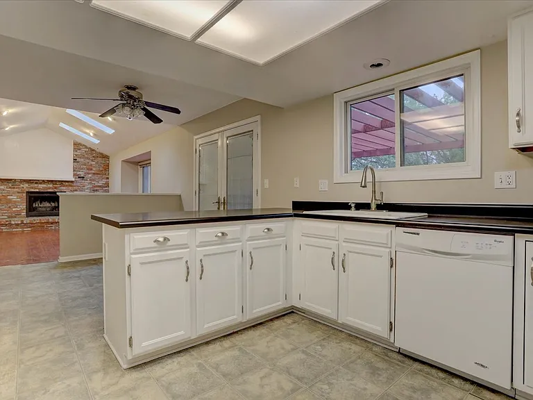 10701 Hobbit Ln — Photo 14