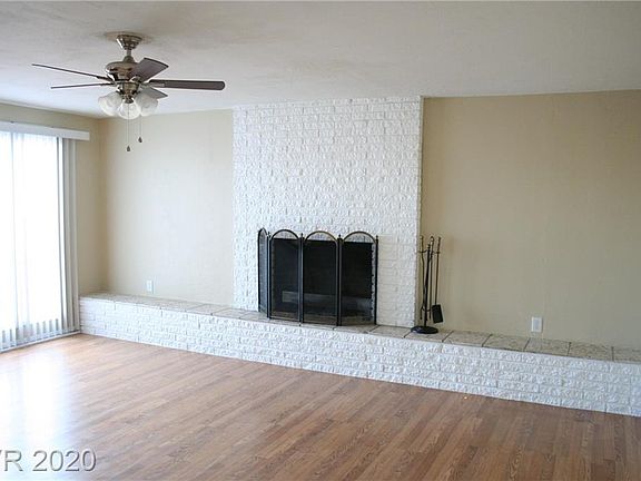 3rd image of 676 Blackmore Dr