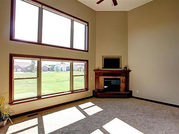 4th image of 1147 Edgewater Dr