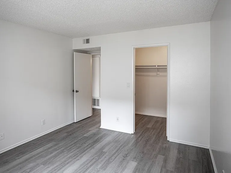 Harbor Cliff Apartments — Photo 26