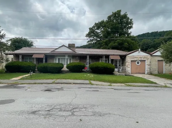 4 4th St, Richwood, WV 26261