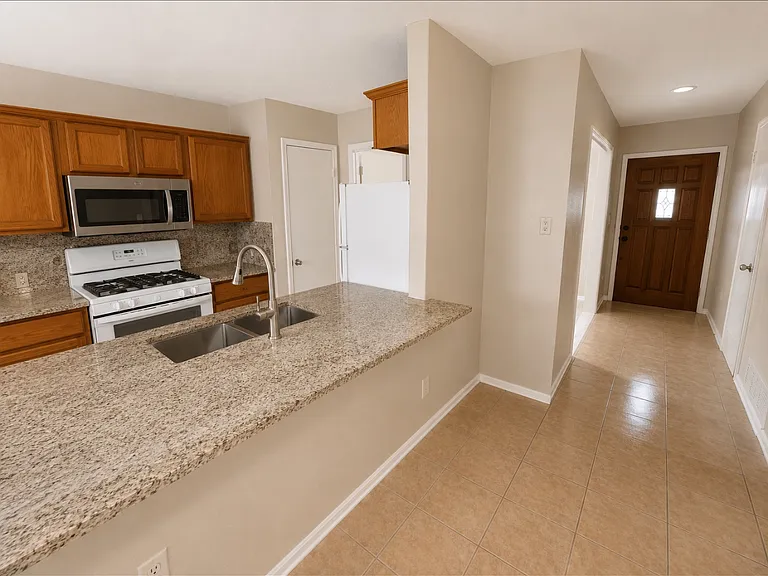 2704 Foxcroft Cir — Photo 3