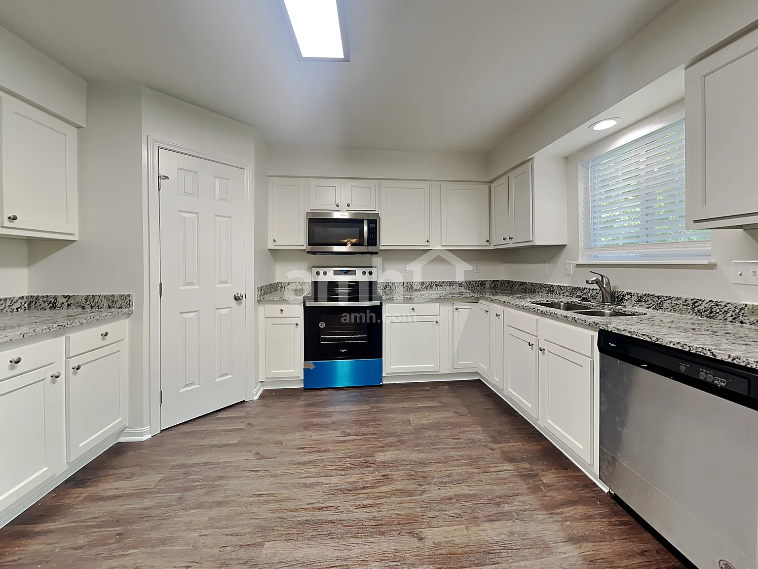 3 bed, 3.5 bath, 2412 sqft, $2,600 — Photo 3