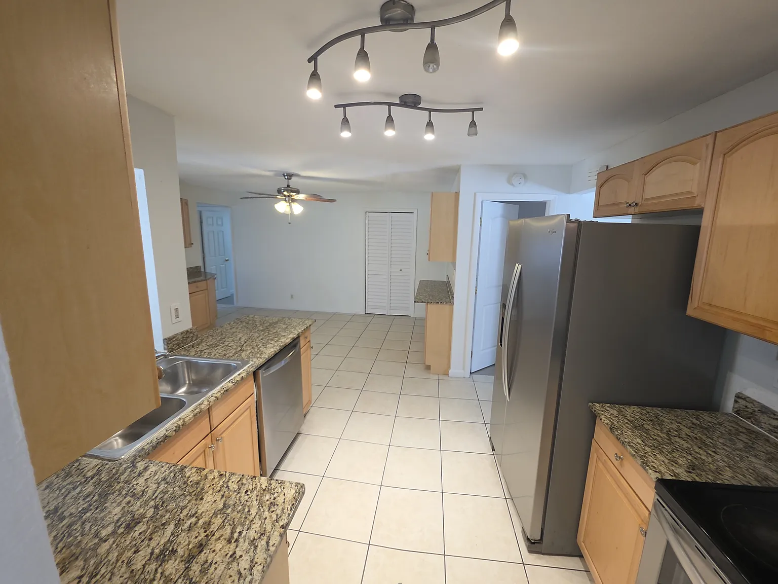 5 bed, 2500 sqft, $3,800 — Photo 4