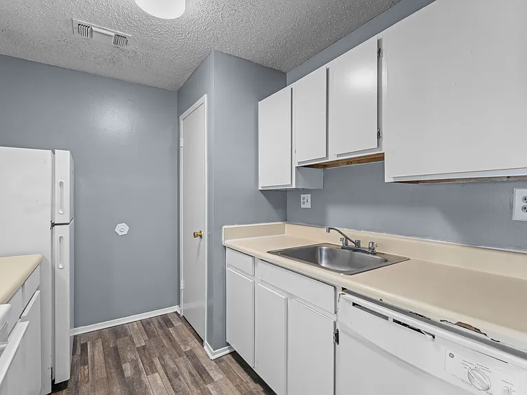 Creekside Apartments — Photo 28