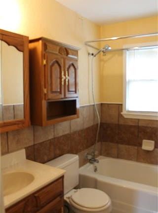 4th image of 400 S 13th St