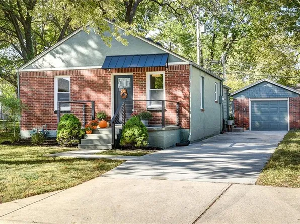 8620 Hayes St, Overland Park, KS 66212