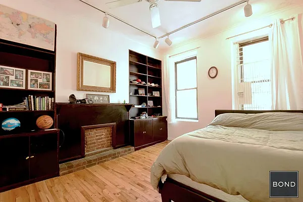 Rented by Bond New York | media 86