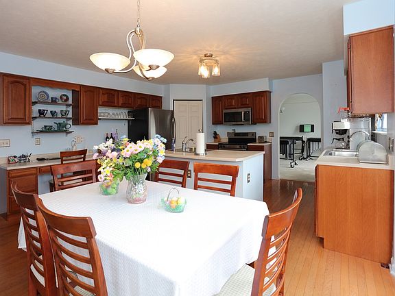 5th image of 105 Aspen Dr