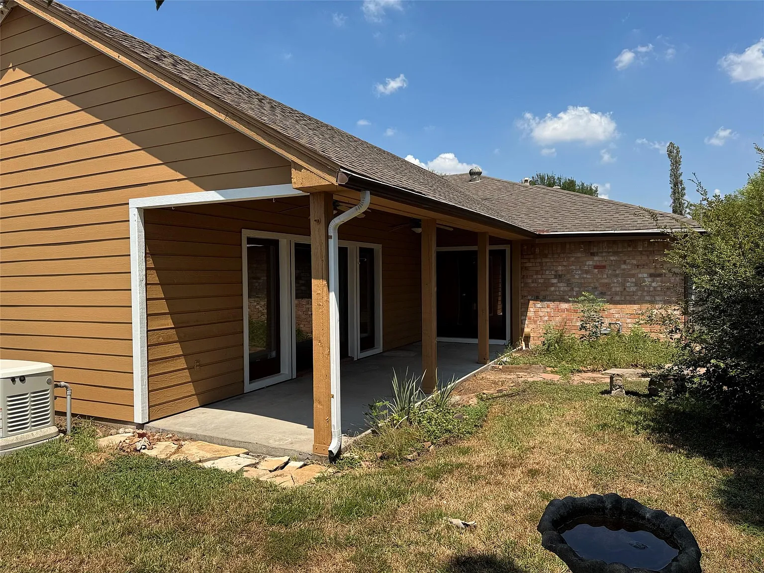 4 bed, 2.0 bath, 2405 sqft, $2,400 — Photo 3