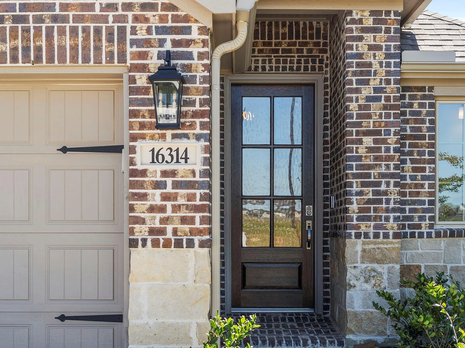 3 bed, 2.5 bath, 1743 sqft, $2,100 — Photo 2