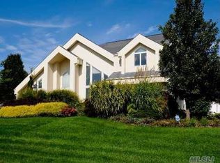8 Shannon Dr, Woodbury, NY