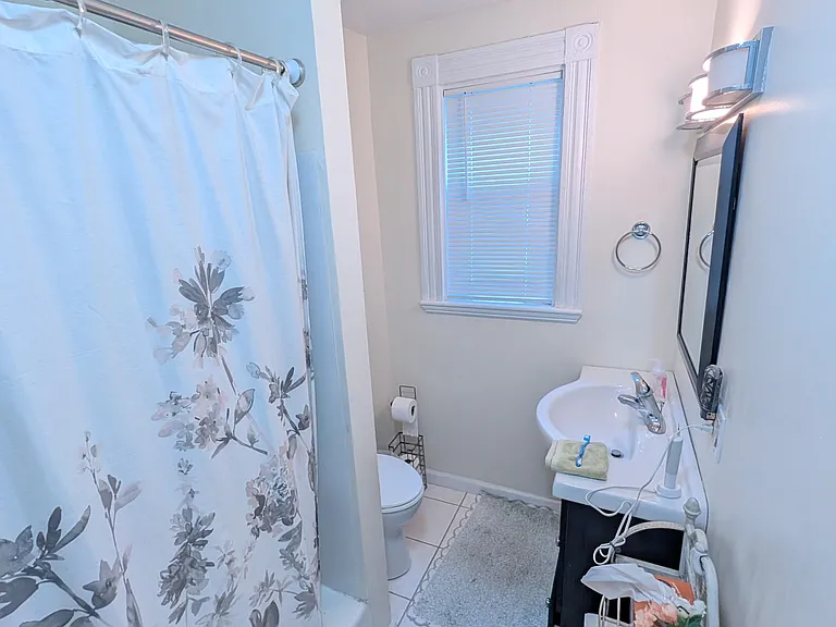 632 E 7th St #2 — Photo 2
