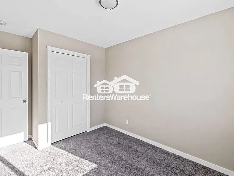 104 E Sycamore St — Photo 14