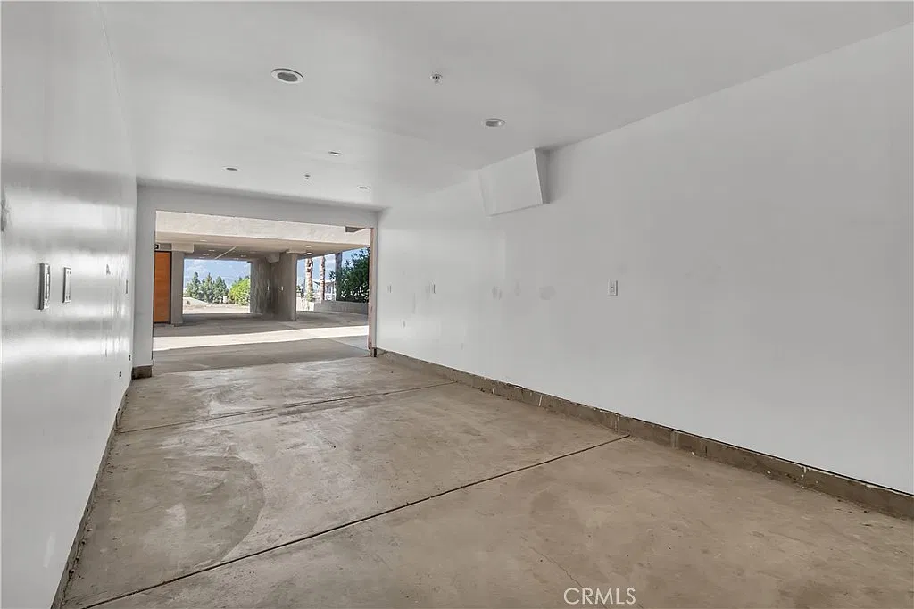 3 bed, 2300 sqft, $3,995 — Photo 4
