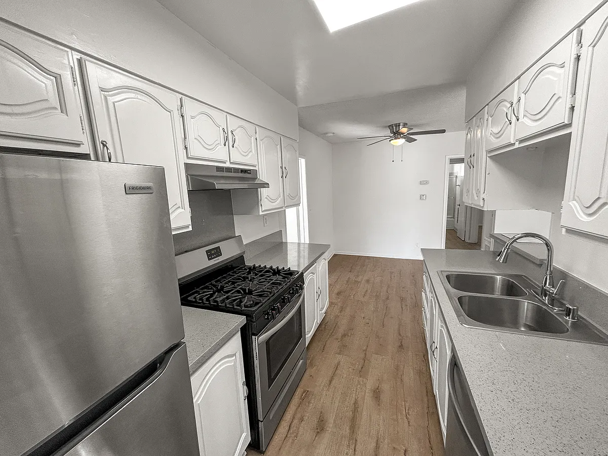 Building Photo - 1242 Wellesley Ave #4