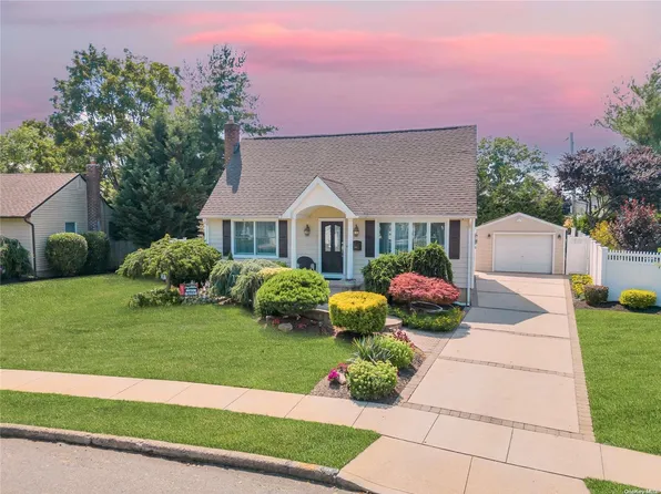 516 Heathcliff Drive, Seaford, NY 11783