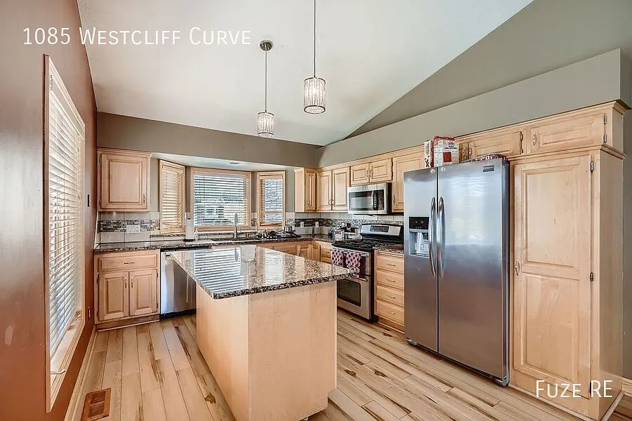 Building Photo - 1085 Westcliff Curv