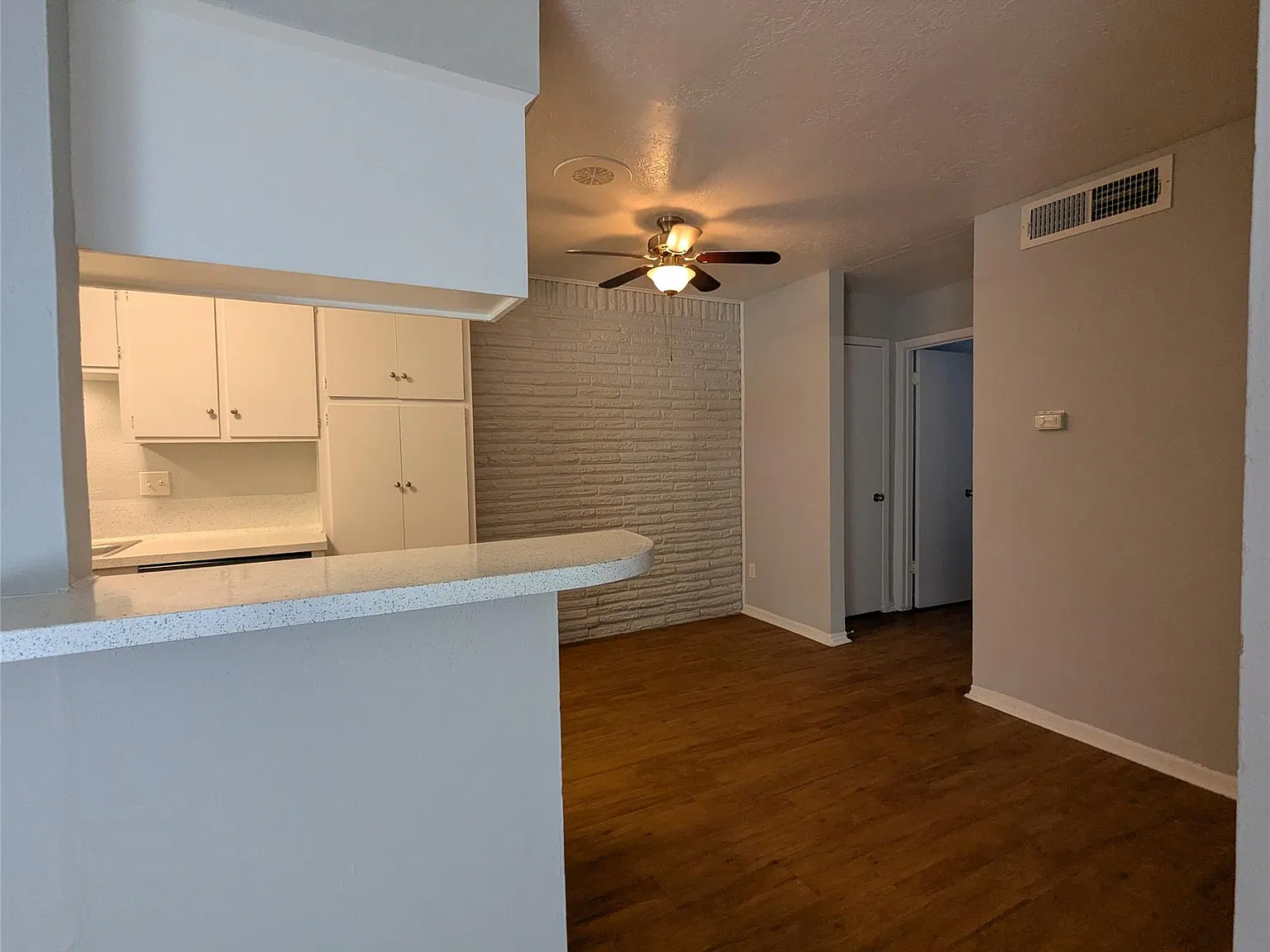 1 bed, 1.5 bath, 700 sqft, $1,095 — Photo 2
