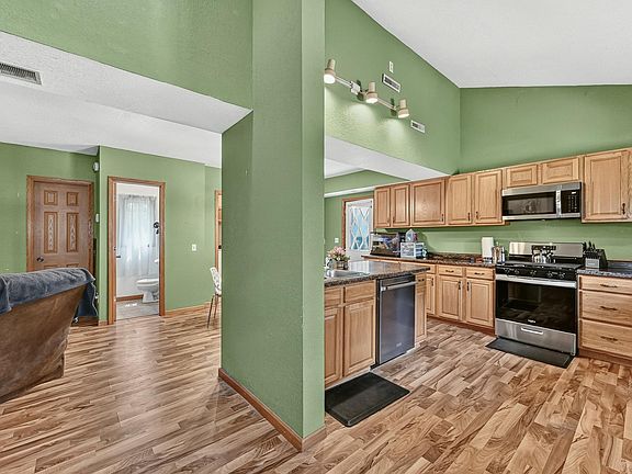 3rd image of 313 Cherry St W