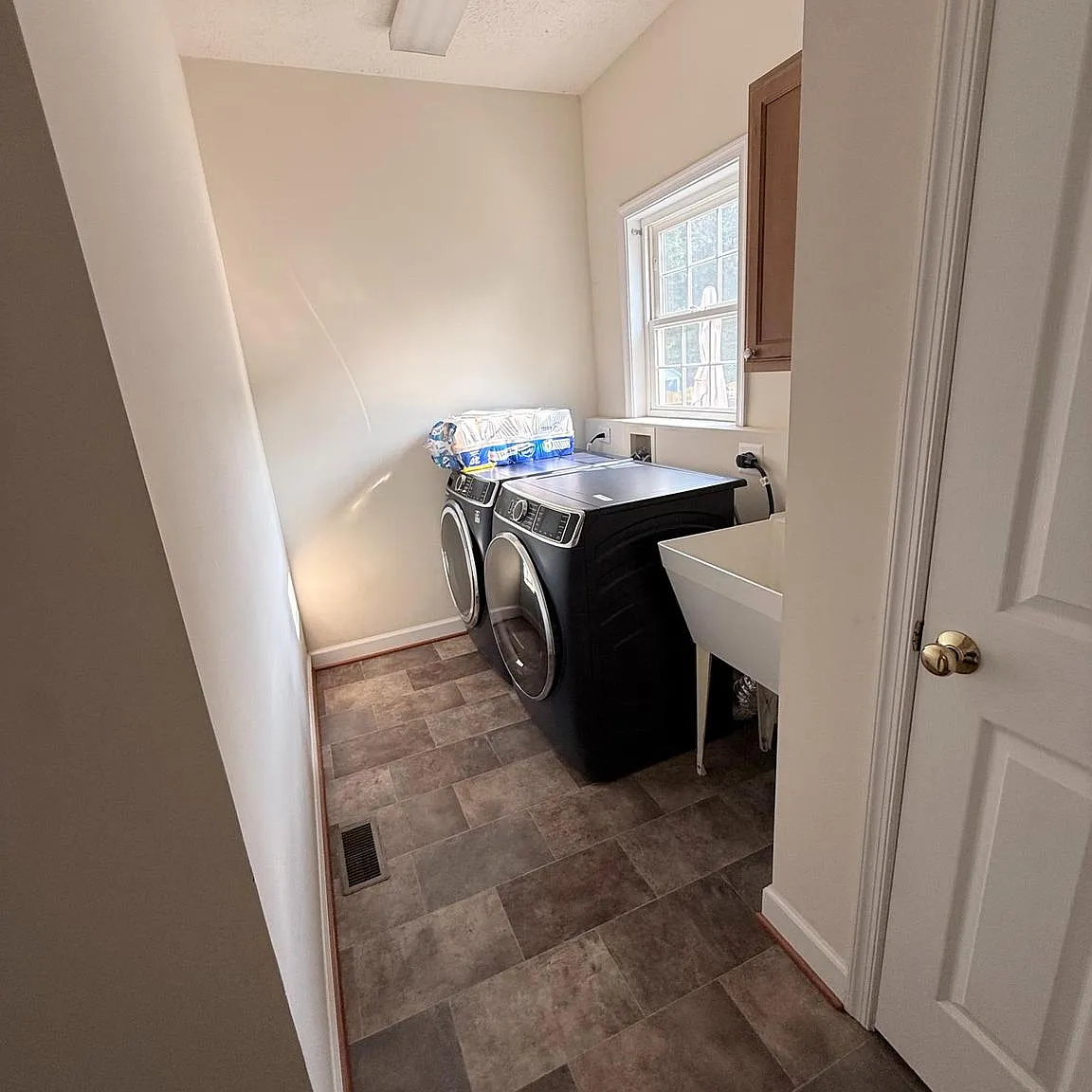 4 bed, 2.5 bath, 2443 sqft, $3,200 — Photo 4