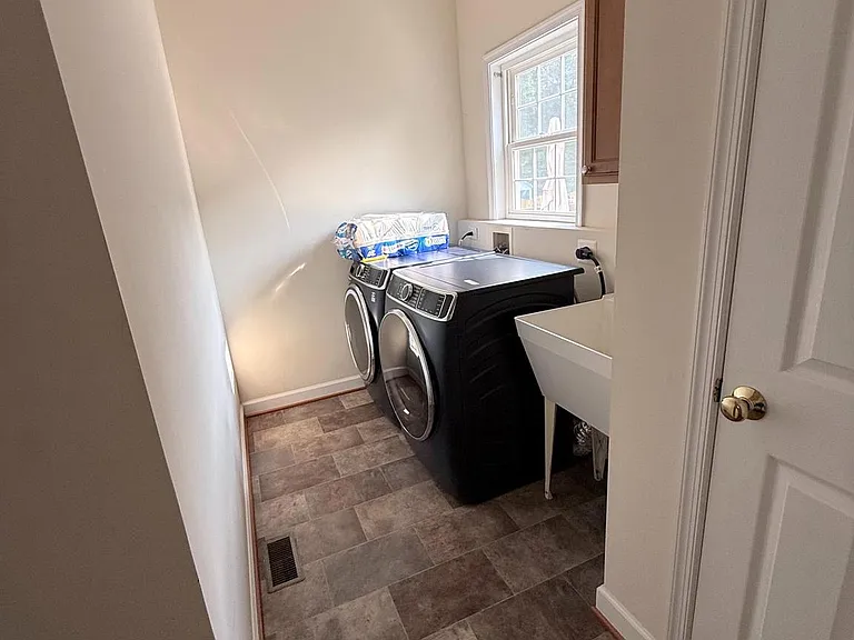 4114 Derbyshire Ln — Photo 4