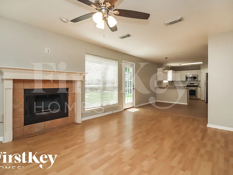 1039 Wentworth Dr — Photo 3