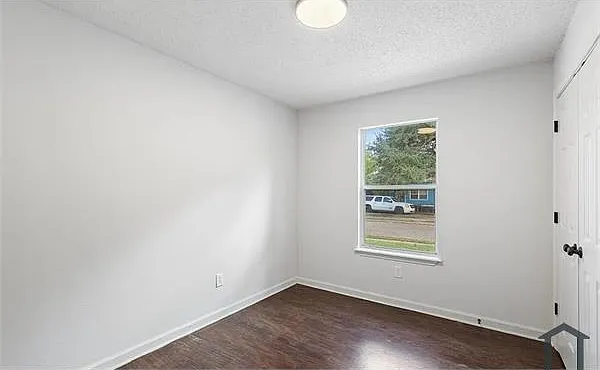 2100 Brooklyn Rd — Photo 5