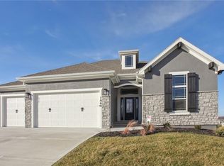 7060 NW Forest Lakes Dr, Parkville, MO 64152