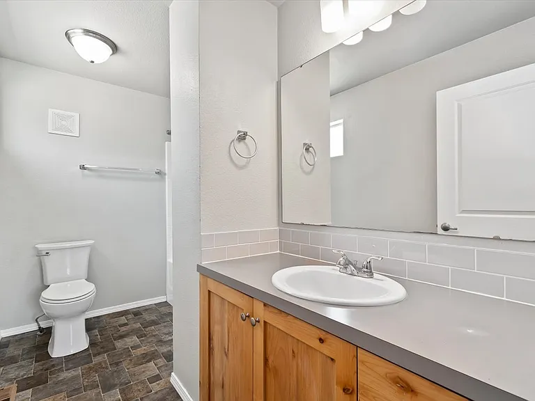 Creekside Apartments — Photo 14