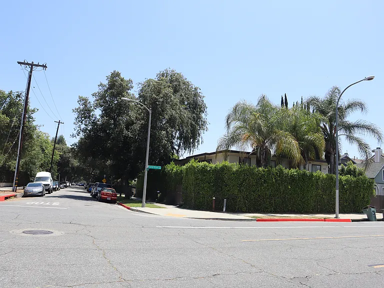 642 N Orange Grove Blvd #7 — Photo 10