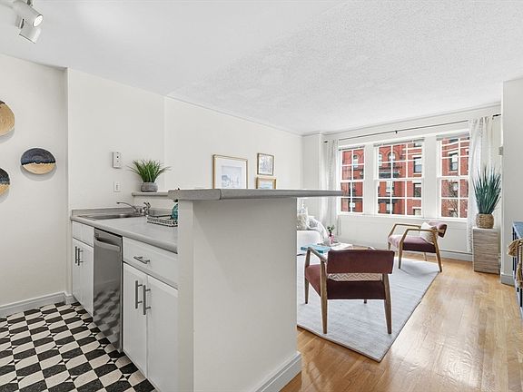 5th image of 534 Beacon St APT 403