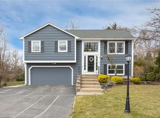 4 French Meadow Ln, Rochester, NY 14618