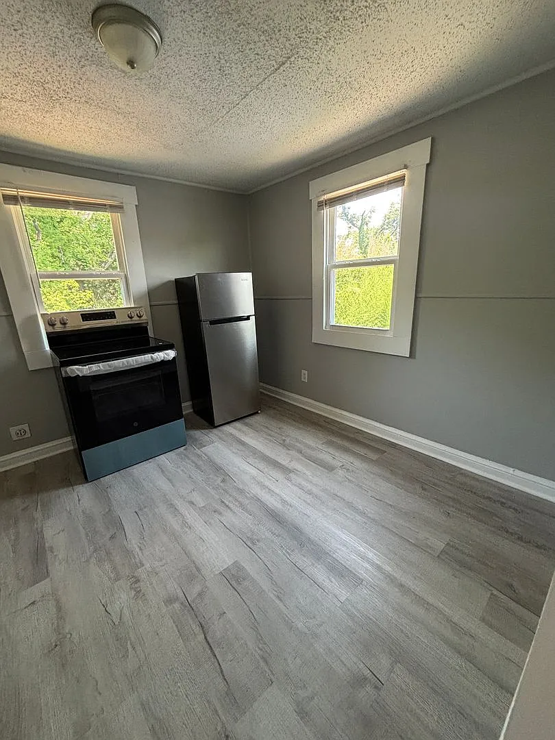 156 Garrett St — Photo 4